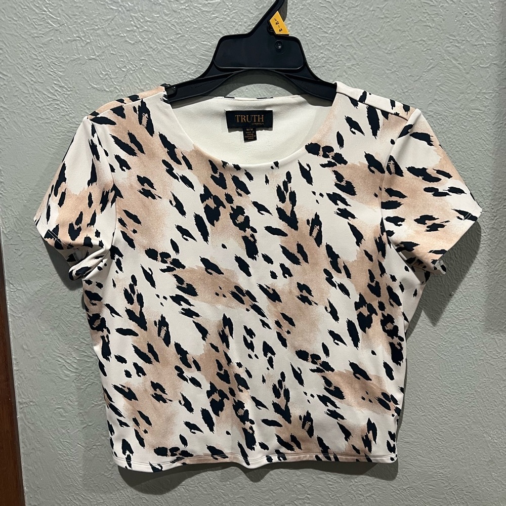 Truth Women's Leopard Print Short Sleeve Top - Black and Cream EUC cropped fit M